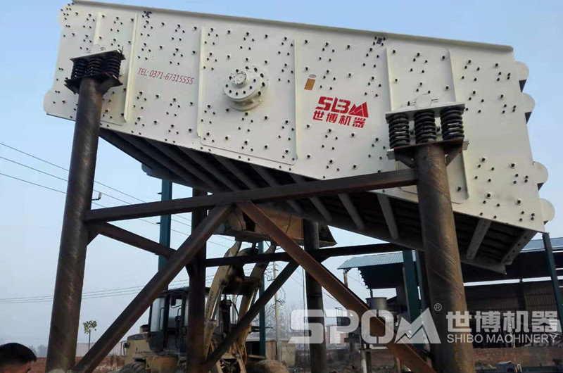 振動(dòng)篩安裝在鋼架基礎上