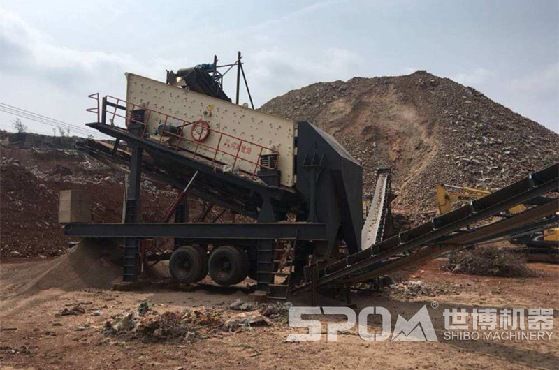 移動(dòng)振動(dòng)篩分設備工作現場(chǎng)