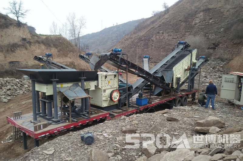 平板車(chē)改裝的多機組合移動(dòng)沙石破碎機
