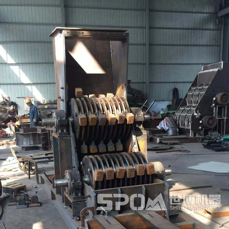 世博雙級破碎機生產(chǎn)車(chē)間，雙級破碎機半成品內部結構