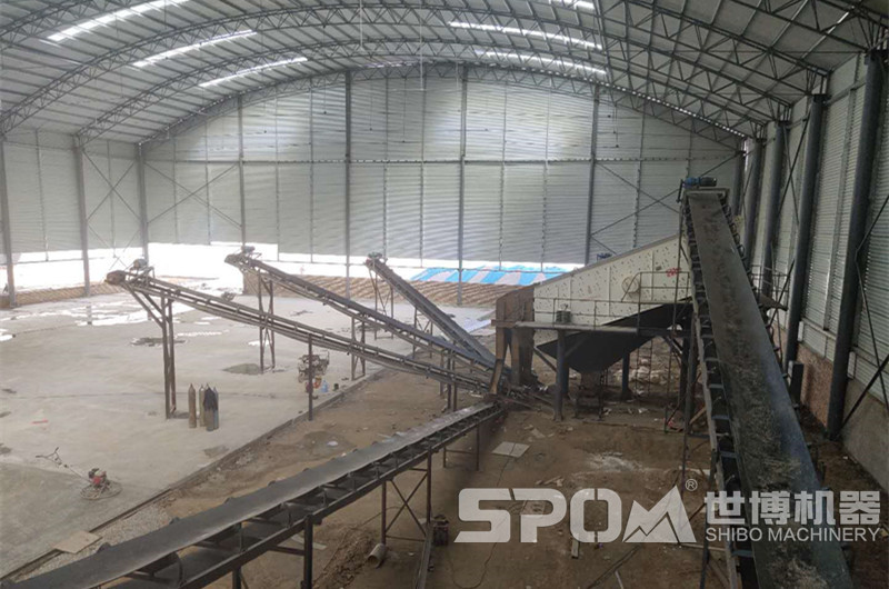 砂石振動(dòng)篩安裝有一定傾角，連接皮帶機