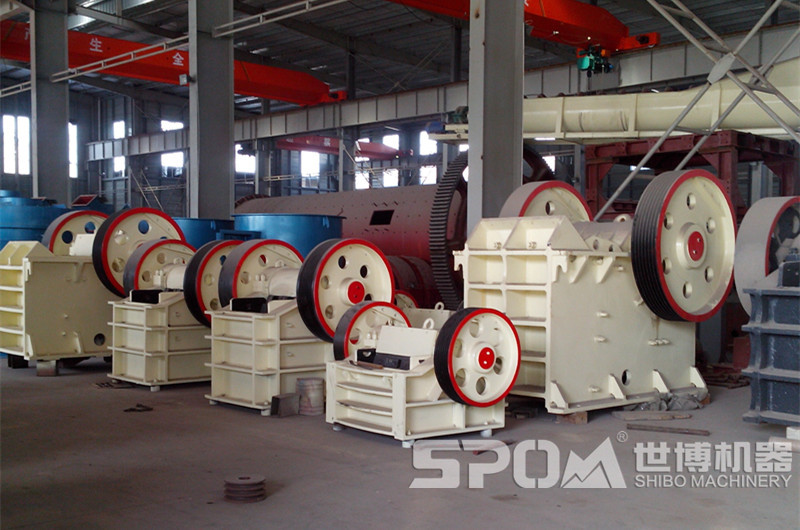 世博顎破成品車(chē)間，各種大小鄂破碎機