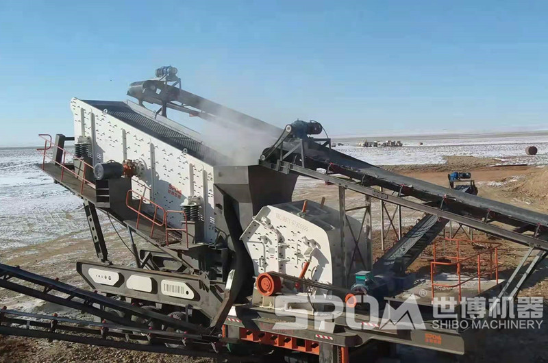 移動(dòng)反擊破碎石機加工石料現場(chǎng)圖