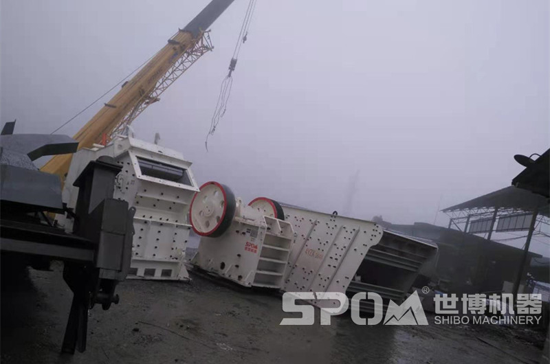 鄂破反擊破振動(dòng)篩，現場(chǎng)待安裝