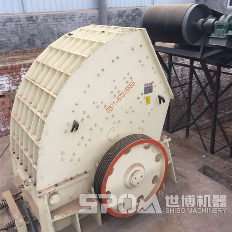 重錘破碎機碎石現場(chǎng)圖