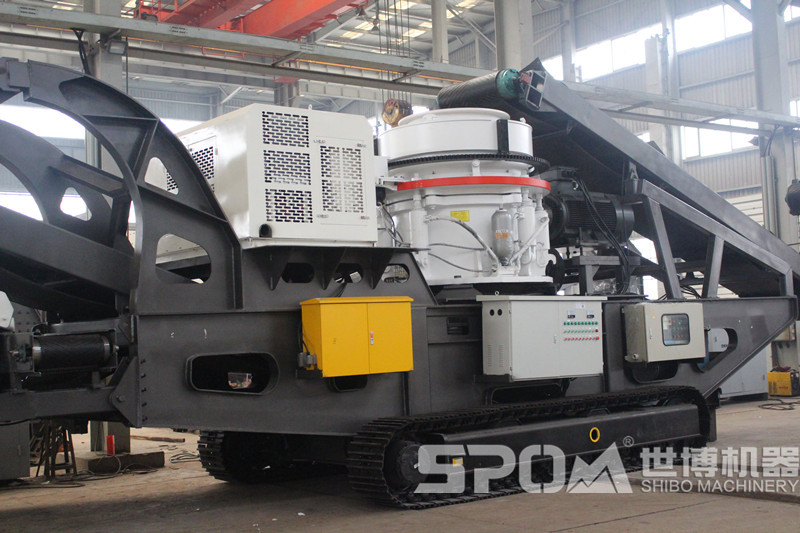 裝在履帶移動(dòng)車(chē)上的多缸液壓圓錐破碎機