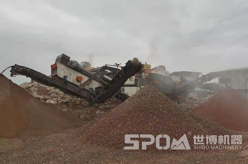 履帶移動(dòng)破碎篩分機處理建筑垃圾現場(chǎng)
