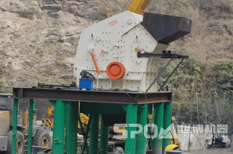 反擊式破碎機，在玄武巖制砂生產(chǎn)線(xiàn)中負責二段破碎