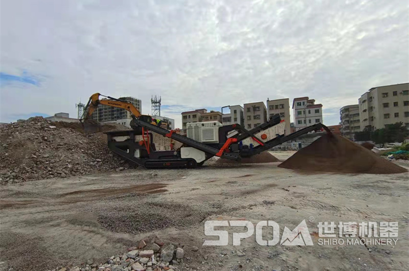 履帶車(chē)載移動(dòng)碎石機破碎建筑垃圾現場(chǎng)圖