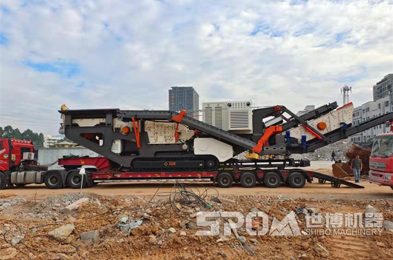 大型履帶式建筑垃圾粉碎機到現場(chǎng)
