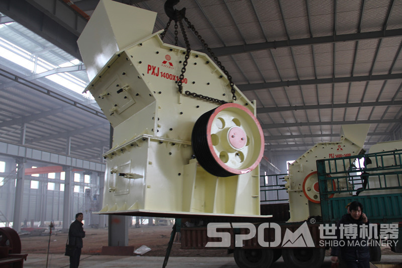 兩臺1414細碎制砂機裝車(chē)發(fā)貨