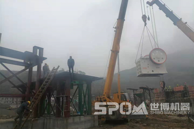 石料破碎生產(chǎn)線(xiàn)安裝現場(chǎng)