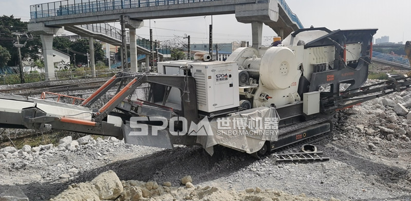 履帶式移動(dòng)破碎站現場(chǎng)，破碎廢水泥路面