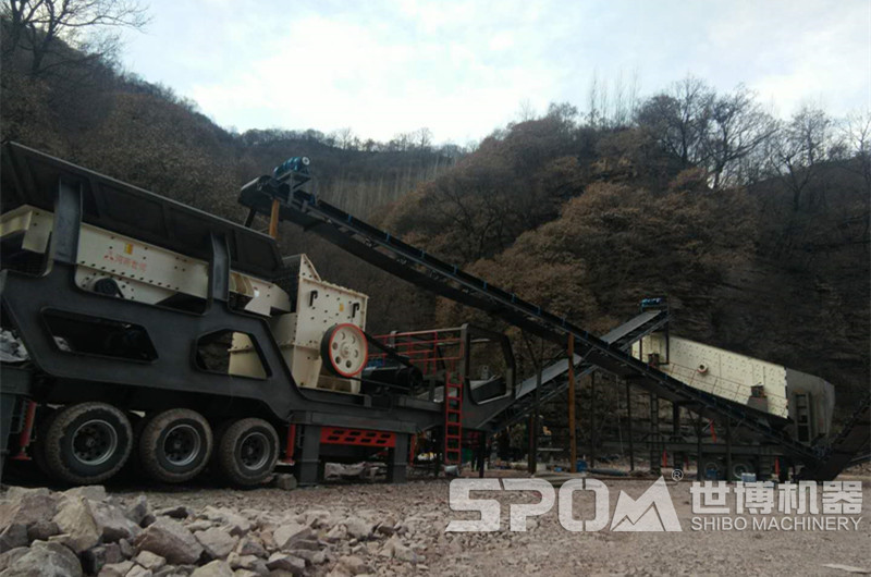 移動(dòng)箱式破碎機現場(chǎng)圖
