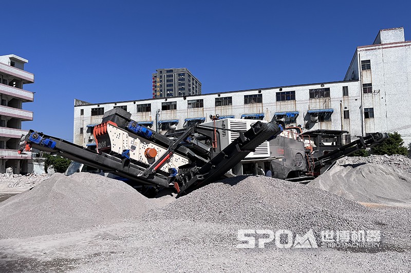 履帶式移動(dòng)破碎站破碎石子現場(chǎng)