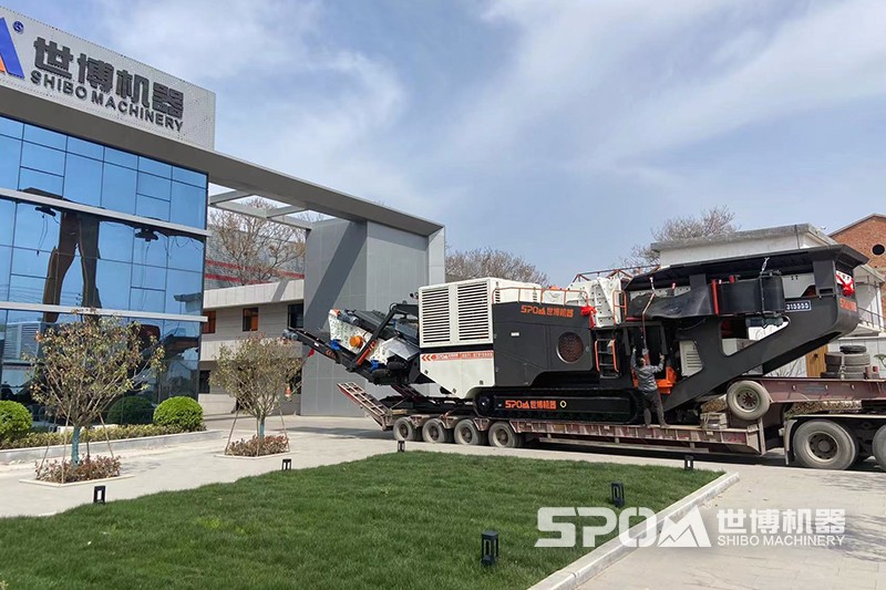 大型履帶移動(dòng)破碎機裝車(chē)發(fā)貨