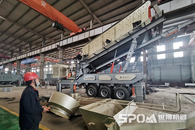 輪胎式移動(dòng)破碎站車(chē)間圖片