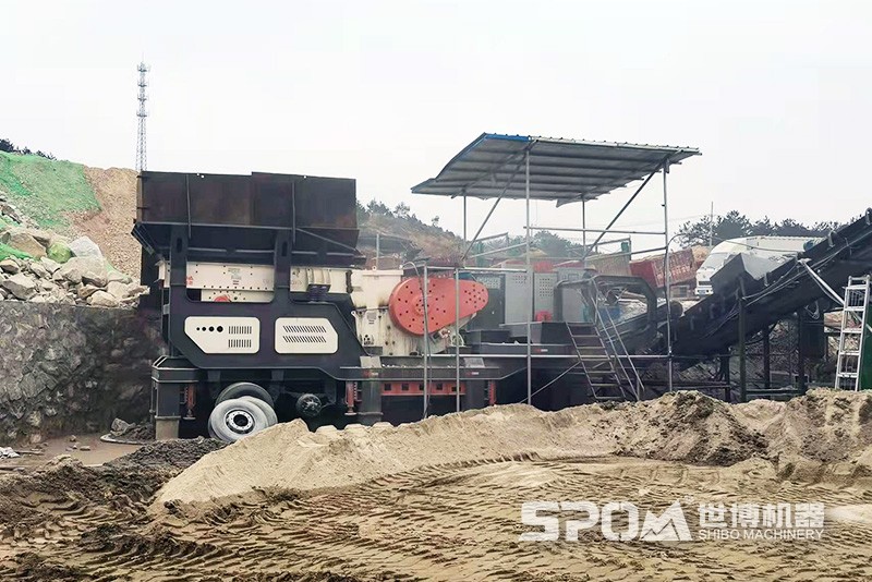 移動(dòng)式顎式破碎機現場(chǎng)圖