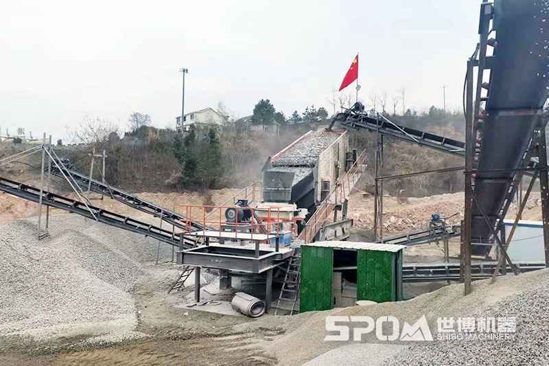 移動(dòng)式圓錐破碎機露天現場(chǎng)