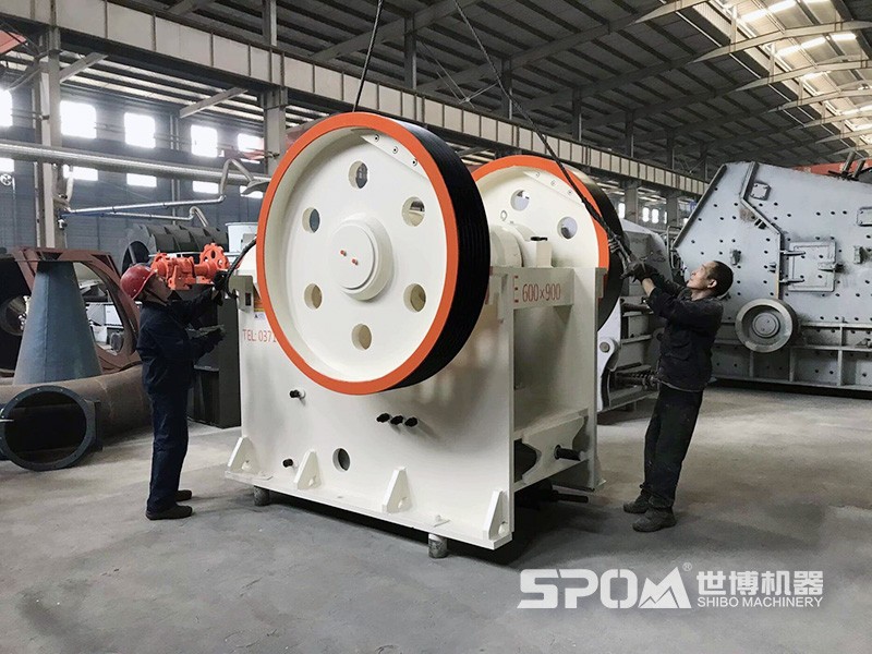 顎式破碎機廠(chǎng)家車(chē)間