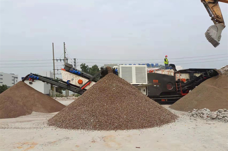 移動(dòng)渣土破碎機現場(chǎng)圖