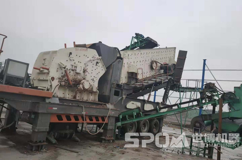 輪胎式中細碎反擊移動(dòng)破碎站現場(chǎng)圖