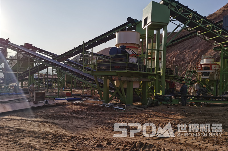 單缸液壓圓錐機破碎巖石現場(chǎng)圖