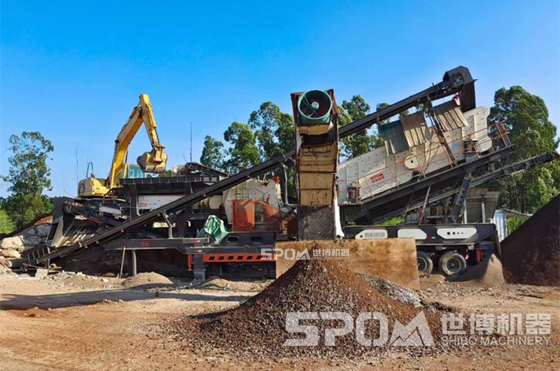 廣東某客戶(hù)移動(dòng)破碎設備現場(chǎng)