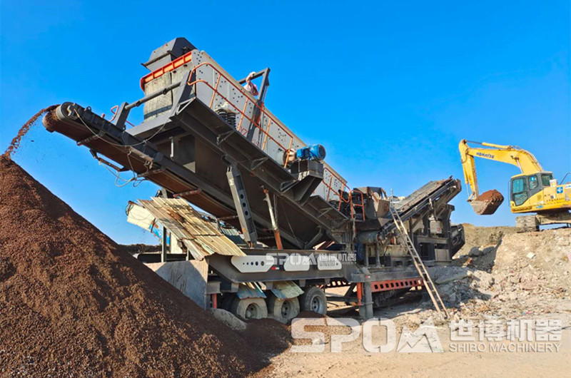 三合一移動(dòng)破碎篩分設備現場(chǎng)生產(chǎn)圖