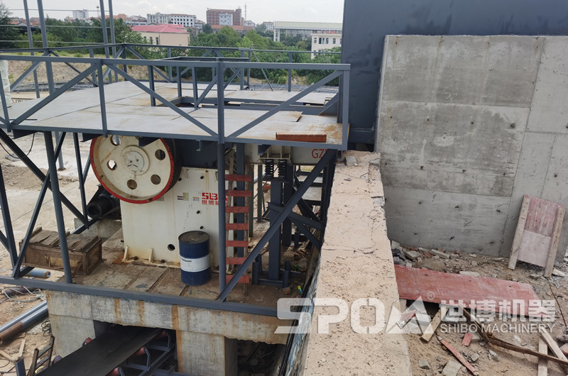 采石場(chǎng)粗碎設備顎式破碎機